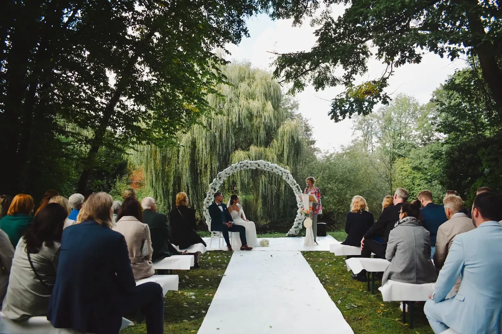 Freie Trauung in einem stilvollen Innenhof